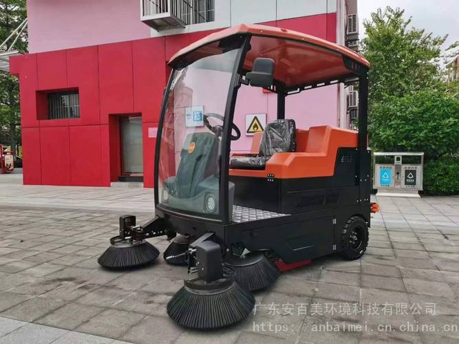 工廠物業(yè)高效清潔利器 封閉式駕駛式掃地車全解析
